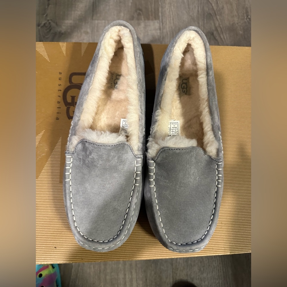 Unisex UGG Slippers Brand New